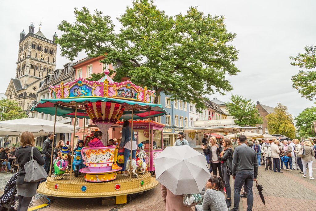 Kinderkarussel auf dem Neusser Marktplatz