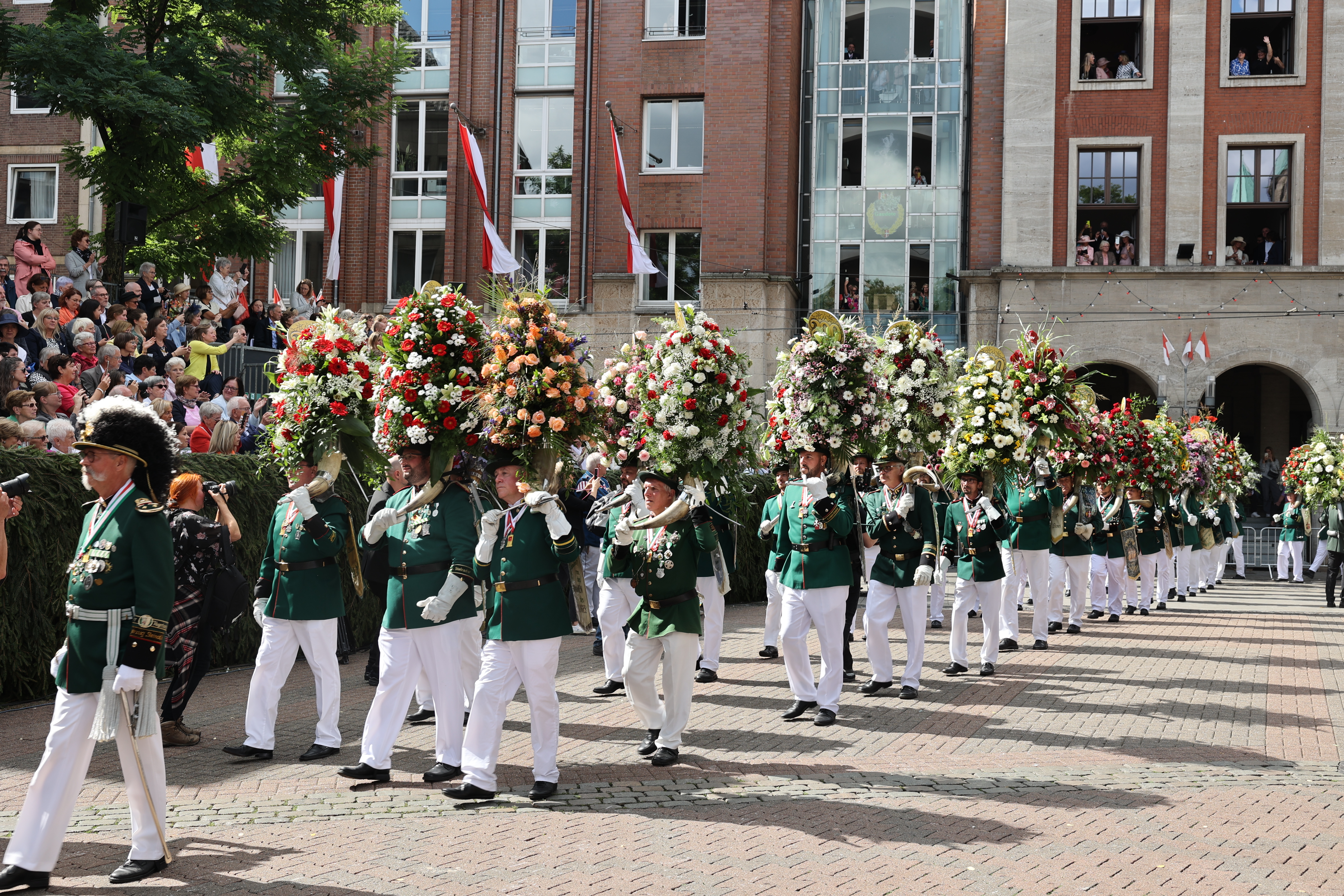 Schützen maschieren mit Hönessen über den Neusser Marktplatz