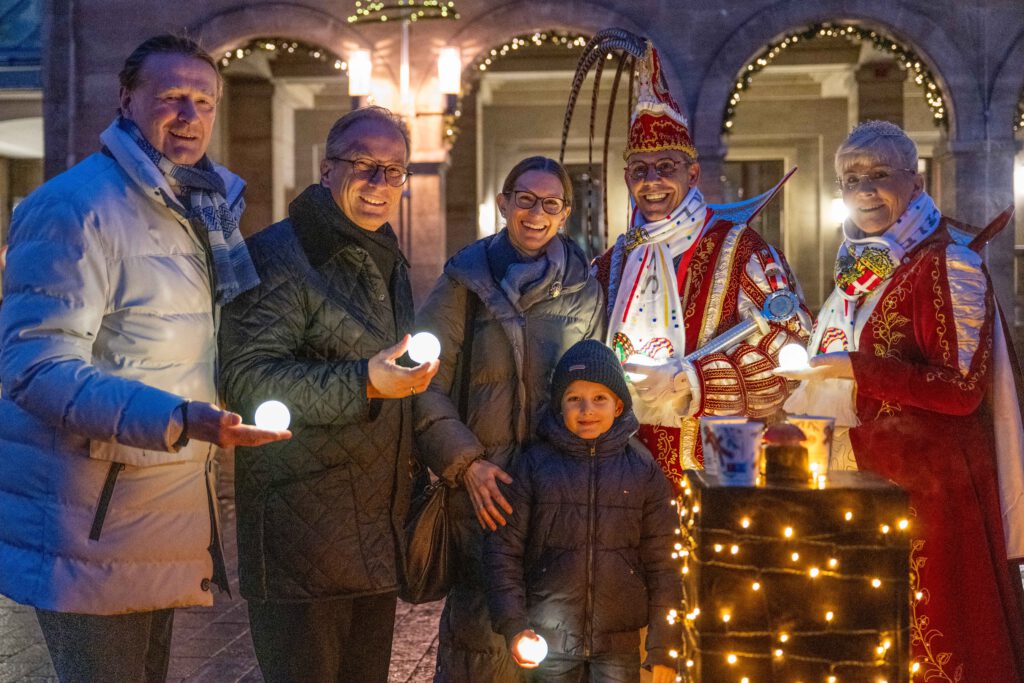 Christoph Napp-Saarbourg, Reiner Breuer, Claudia Odendahl und Sohn sowie das Prinzepaar schalten die Neusser Weihnachtsbeleuchtung ein