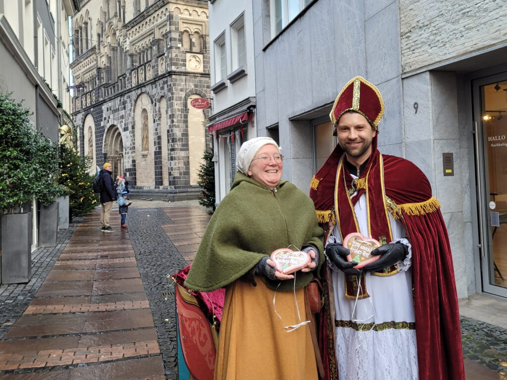 Der ZIN-Nikolaus mit seiner Gehilfin auf der Krämerstraße mit Lebkuchenherzen